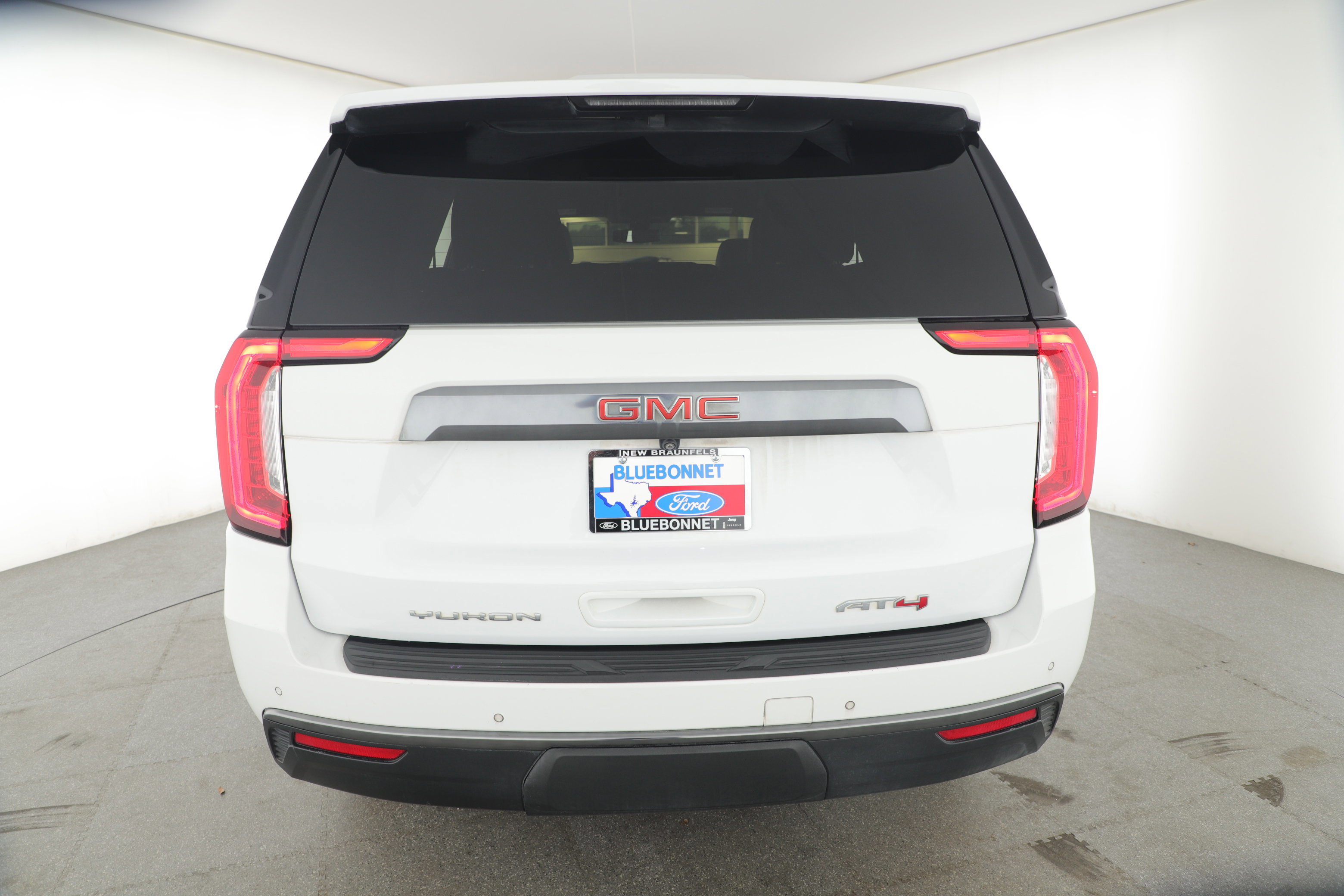 Used 2022 GMC Yukon AT4 w/ Technology Package image 2