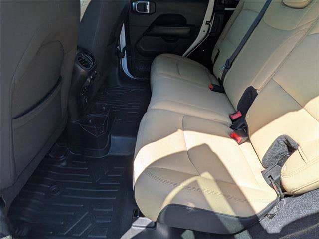 Used 2018 Jeep Wrangler Unlimited Sahara AWD/4WD image 17