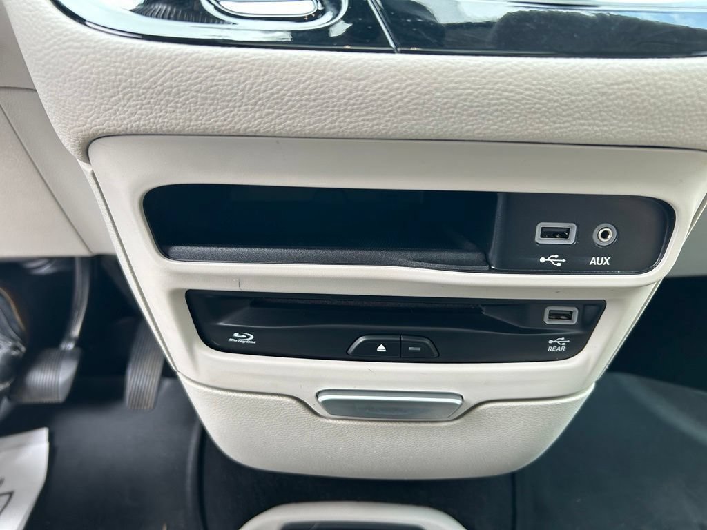 Used 2017 Chrysler Pacifica Platinum FWD image 31