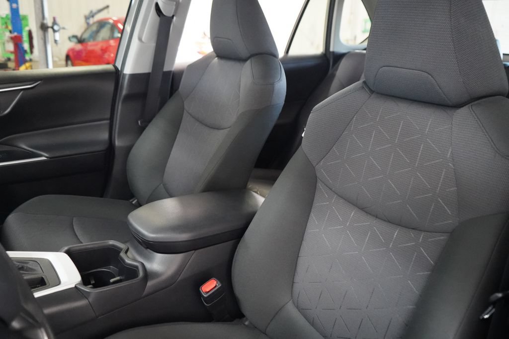Used 2025 Toyota RAV4 XLE AWD/4WD image 18