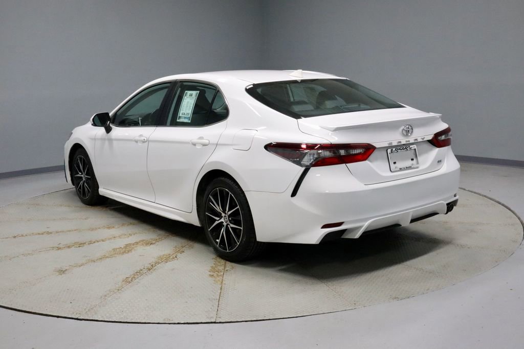 Used 2024 Toyota Camry SE FWD image 3