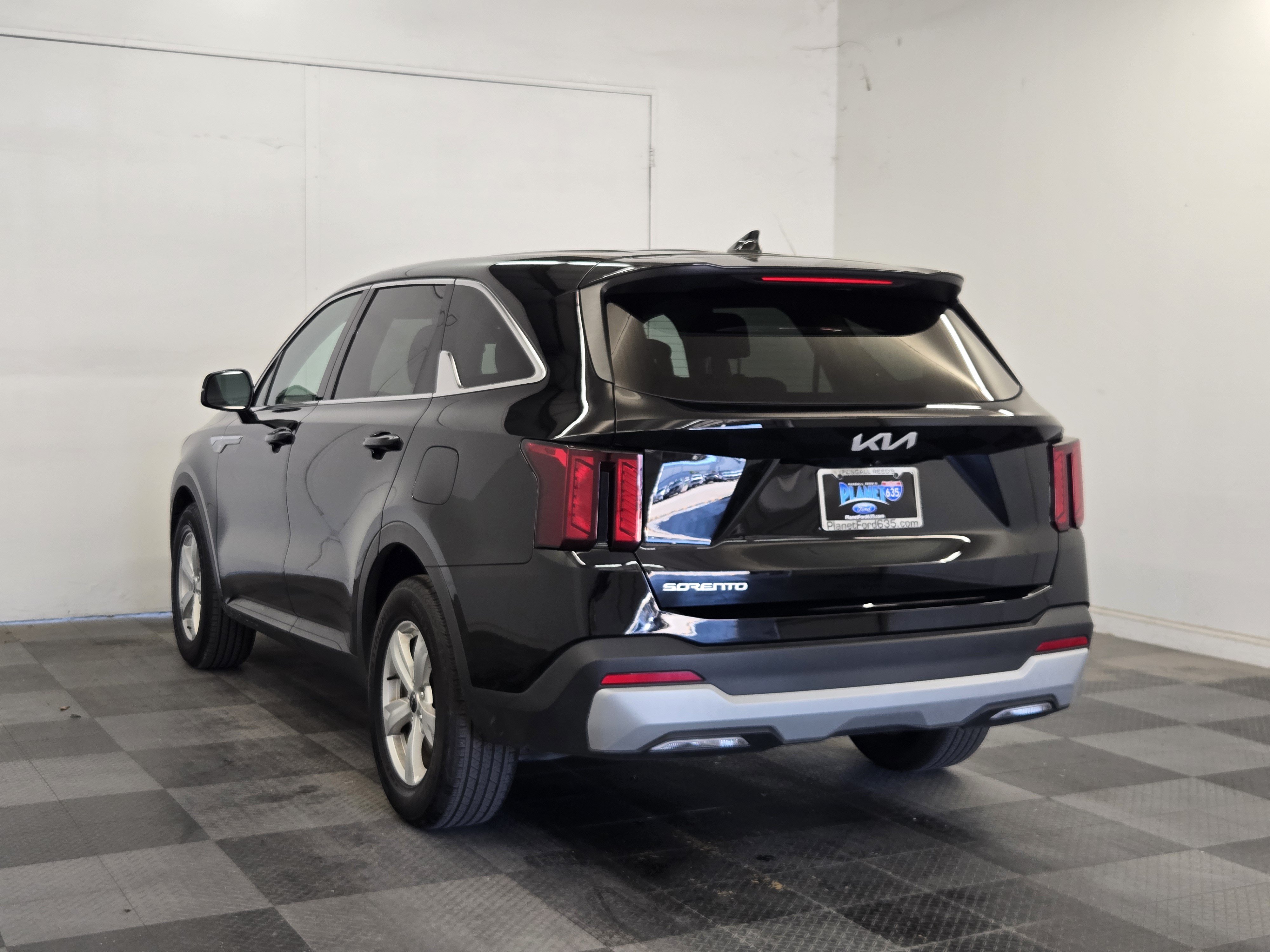Used 2025 Kia Sorento LX FWD image 5