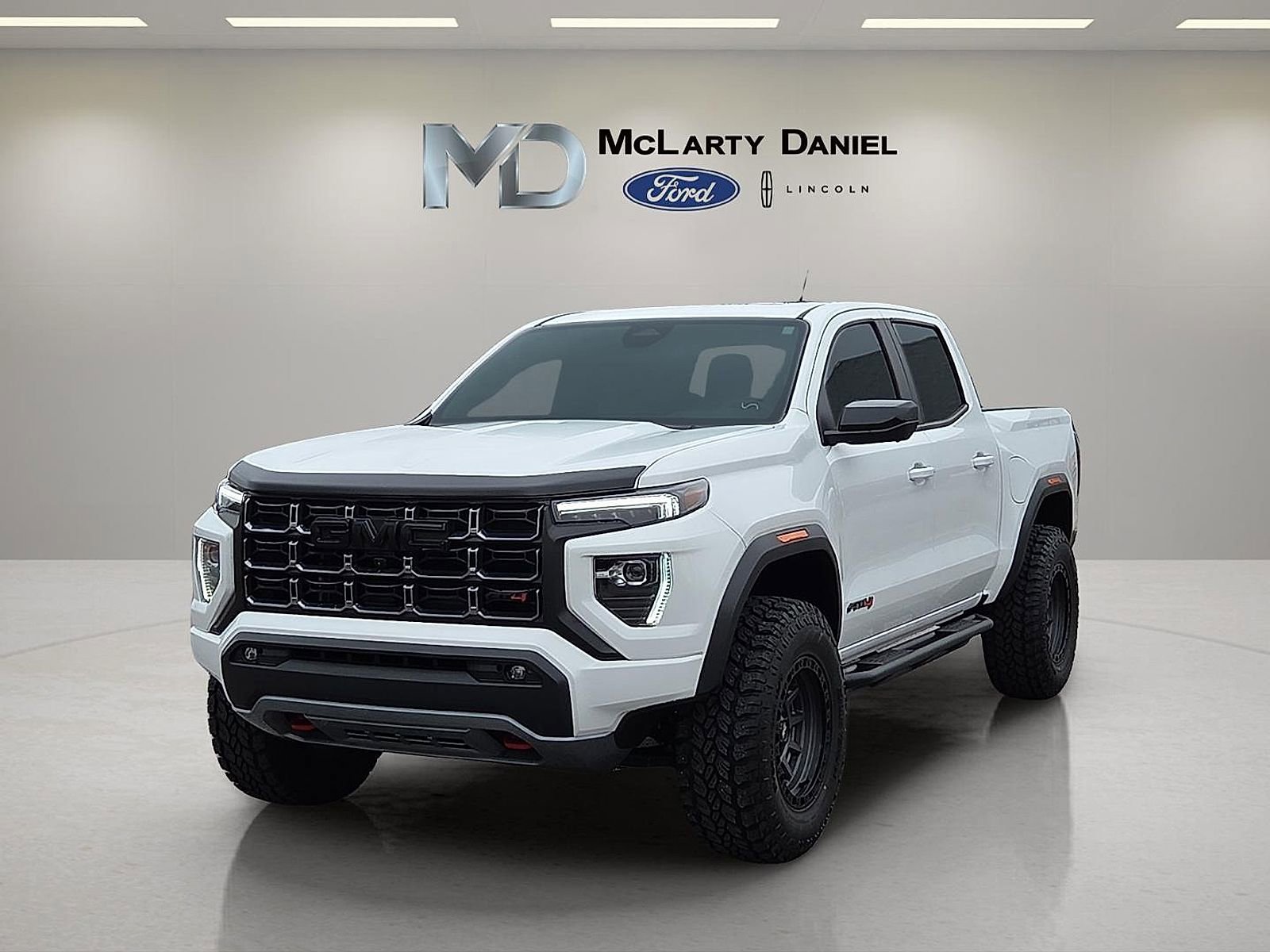 Used 2025 GMC Canyon AT4 w/ Technology Plus Package image 2