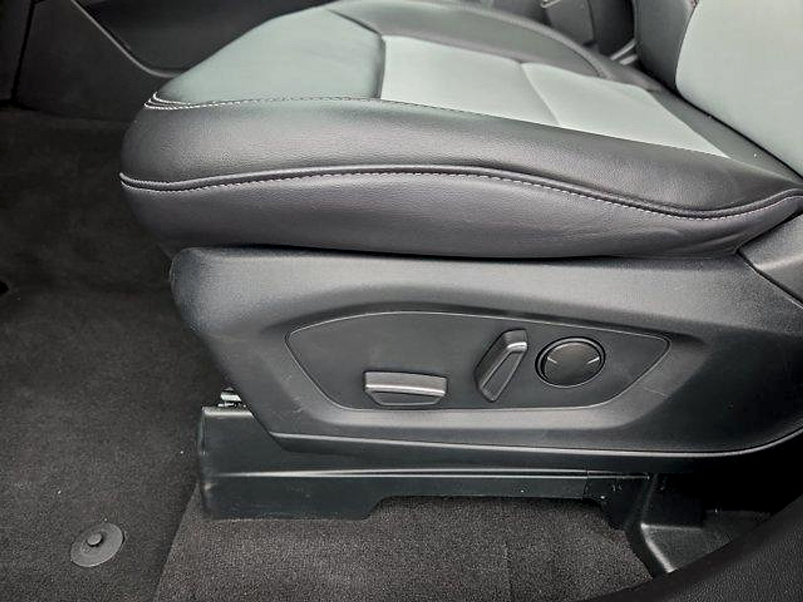 Certified 2023 Ford Explorer XLT w/ Equipment Group 202A AWD/4WD image 12