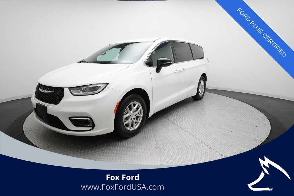 Used 2025 Chrysler Pacifica Select