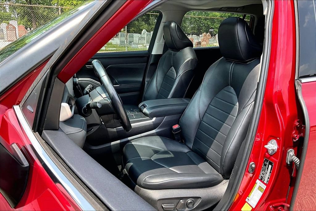 Used 2022 Toyota Highlander XLE FWD image 24