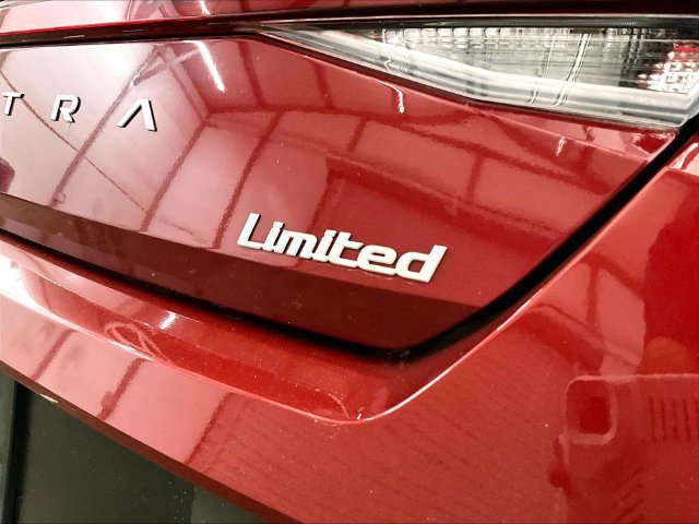 Used 2025 Hyundai Elantra Limited FWD image 13