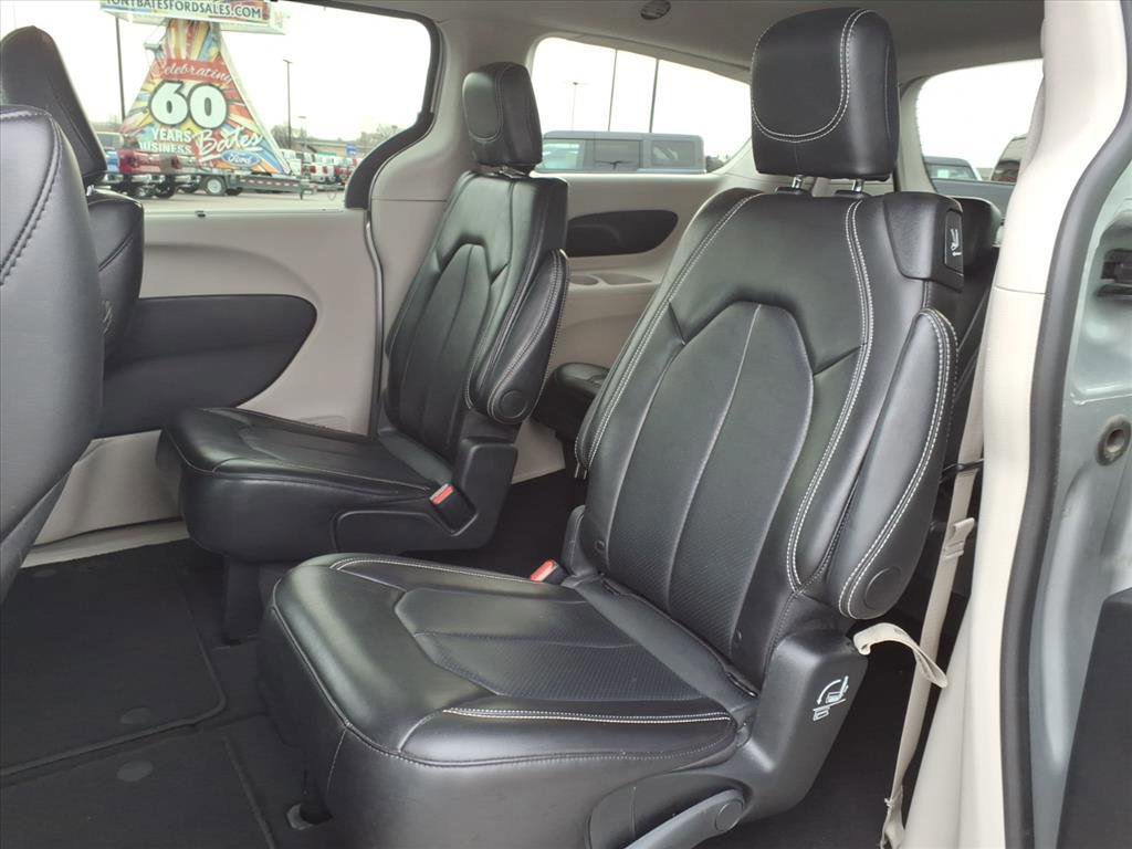 Used 2024 Chrysler Pacifica Touring-L image 13