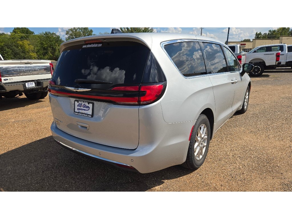 Used 2024 Chrysler Pacifica Touring-L FWD image 6