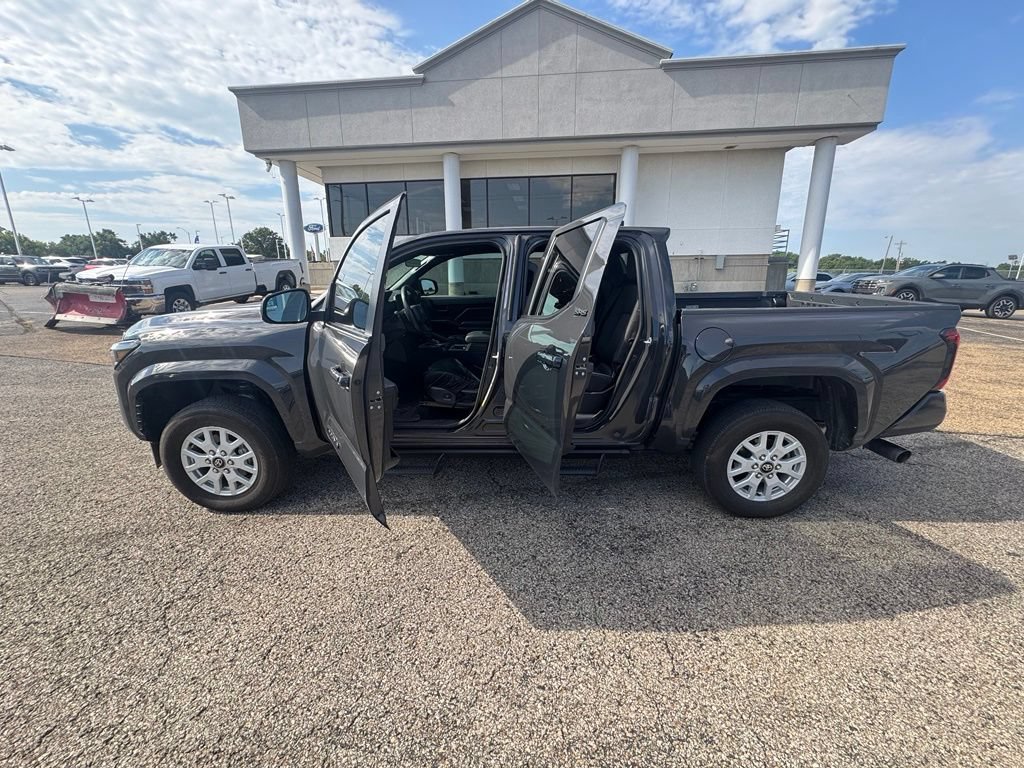 Used 2025 Toyota Tacoma SR5 AWD/4WD image 4