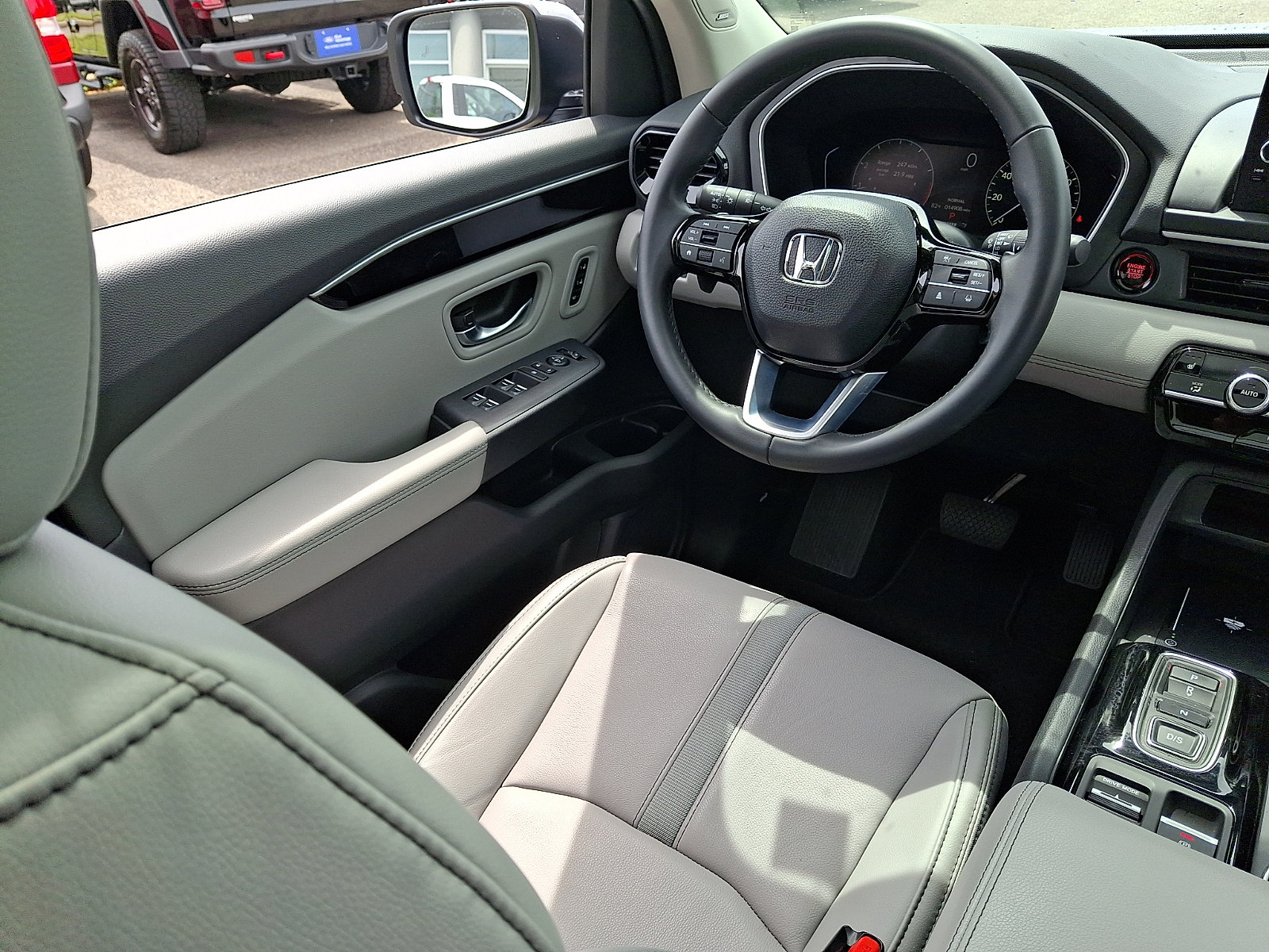 Used 2025 Honda Pilot Touring image 13