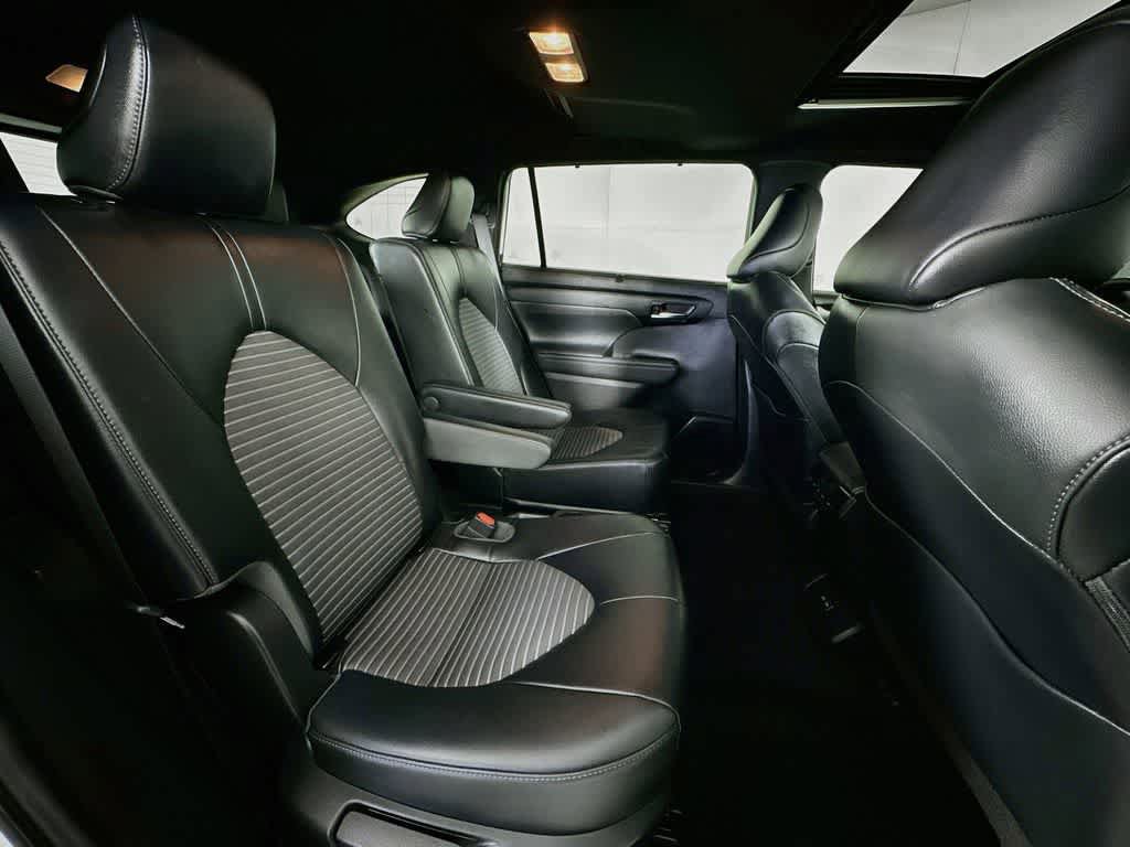 Used 2022 Toyota Highlander XSE FWD image 32