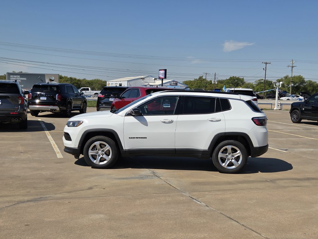 Used 2023 Jeep Compass Latitude w/ Convenience Group AWD/4WD image 4