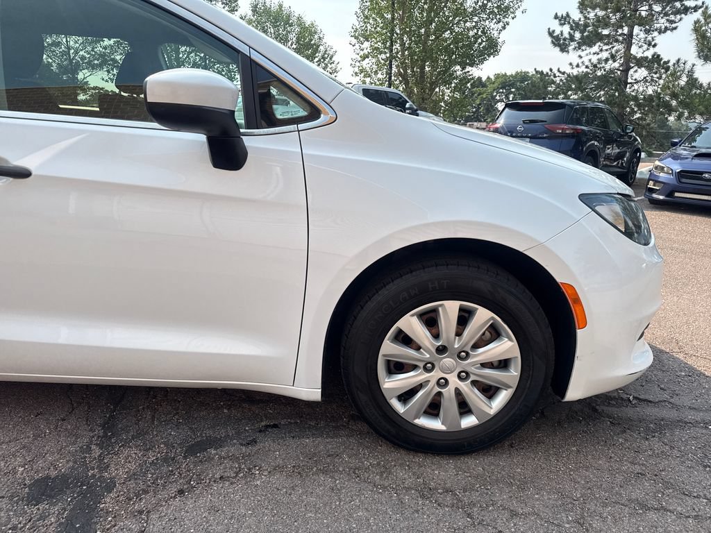 Used 2020 Chrysler Voyager L FWD image 33