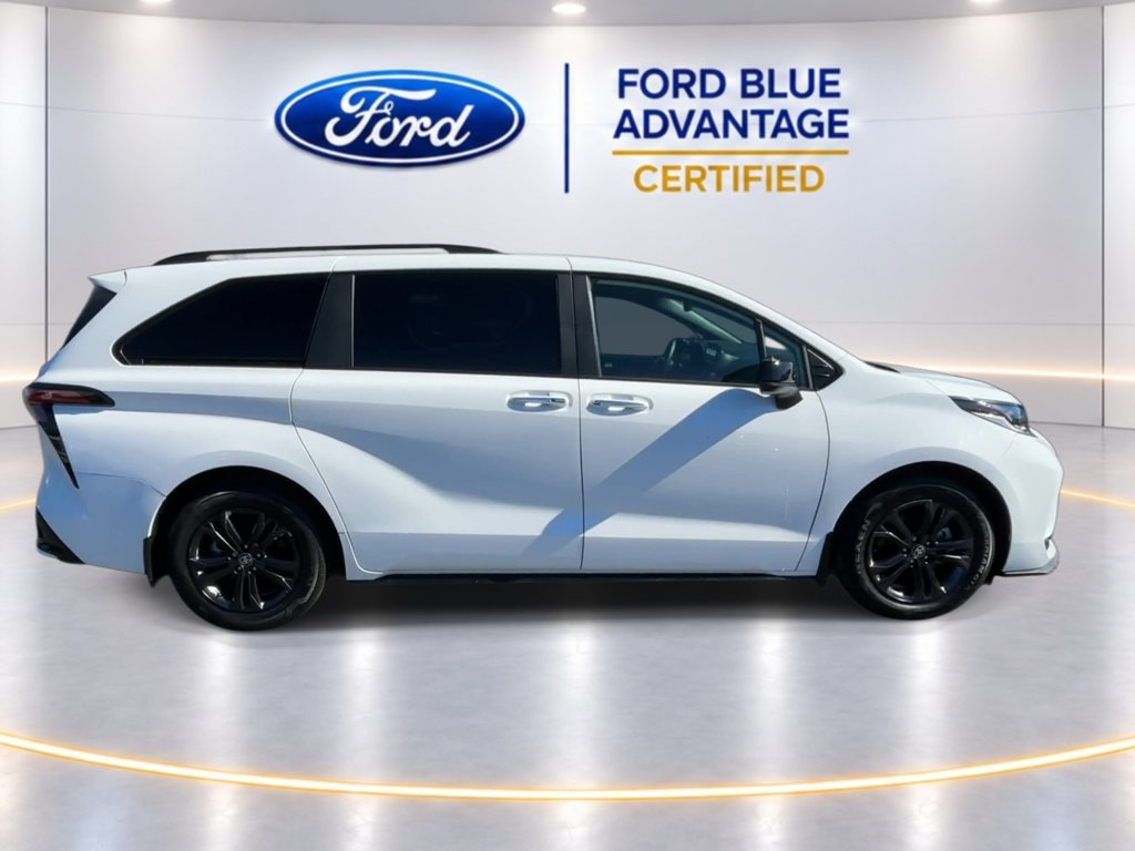 Used 2025 Toyota Sienna XSE AWD/4WD image 9