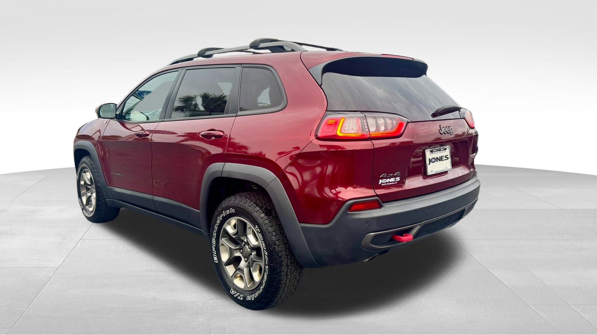 Used 2019 Jeep Cherokee Trailhawk w/ Cold Weather Group image 17