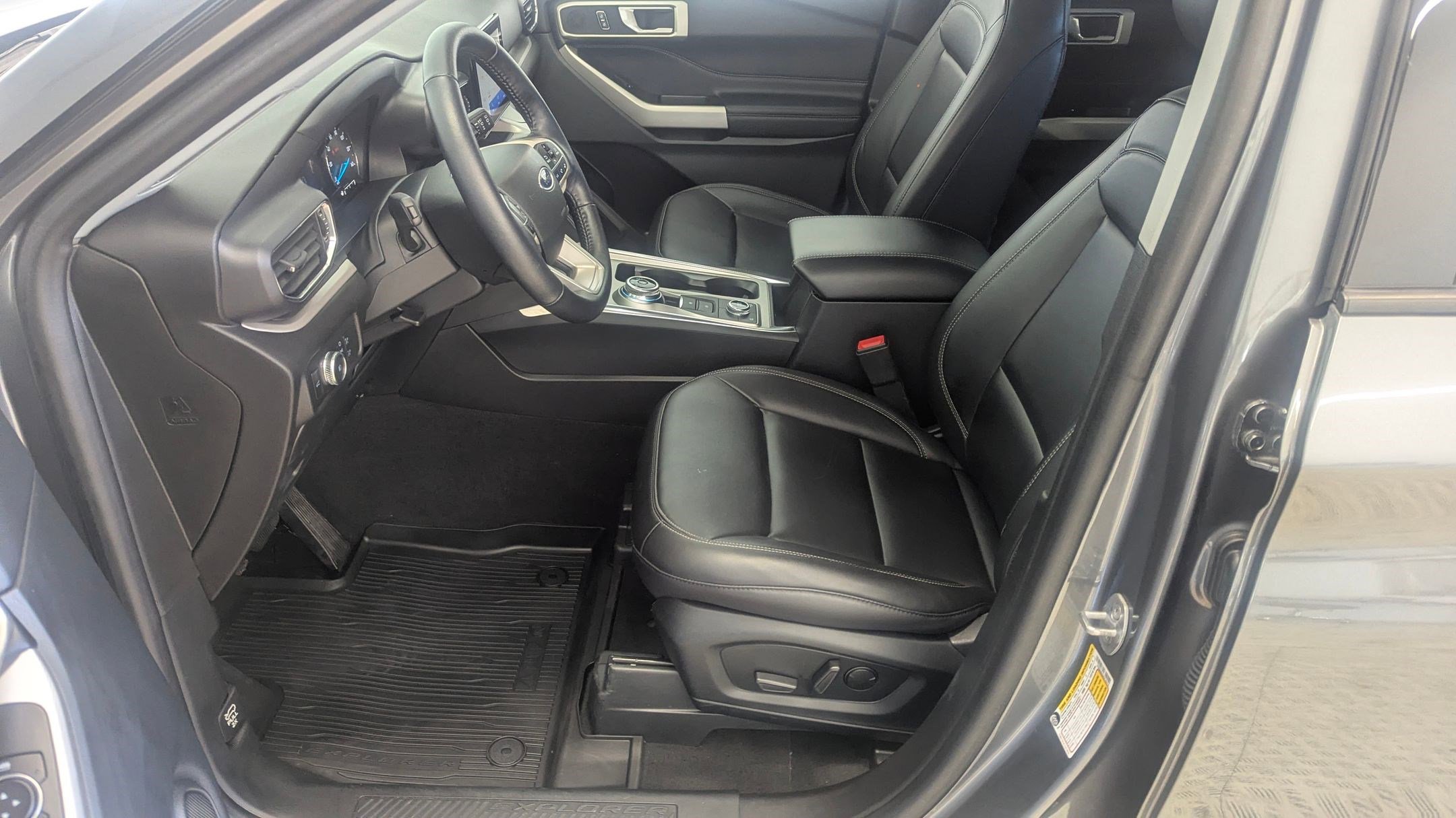 Certified 2022 Ford Explorer XLT w/ Equipment Group 202A image 4