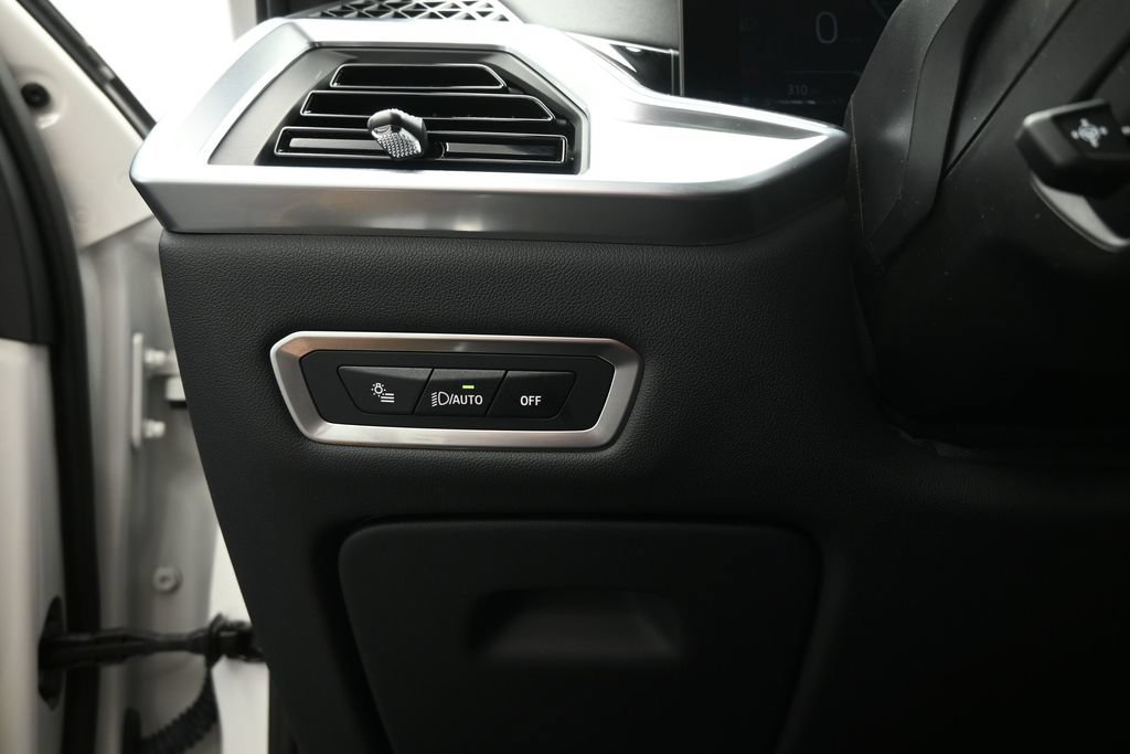 Used 2025 BMW X7 xDrive40i w/ M Sport Package AWD/4WD image 10