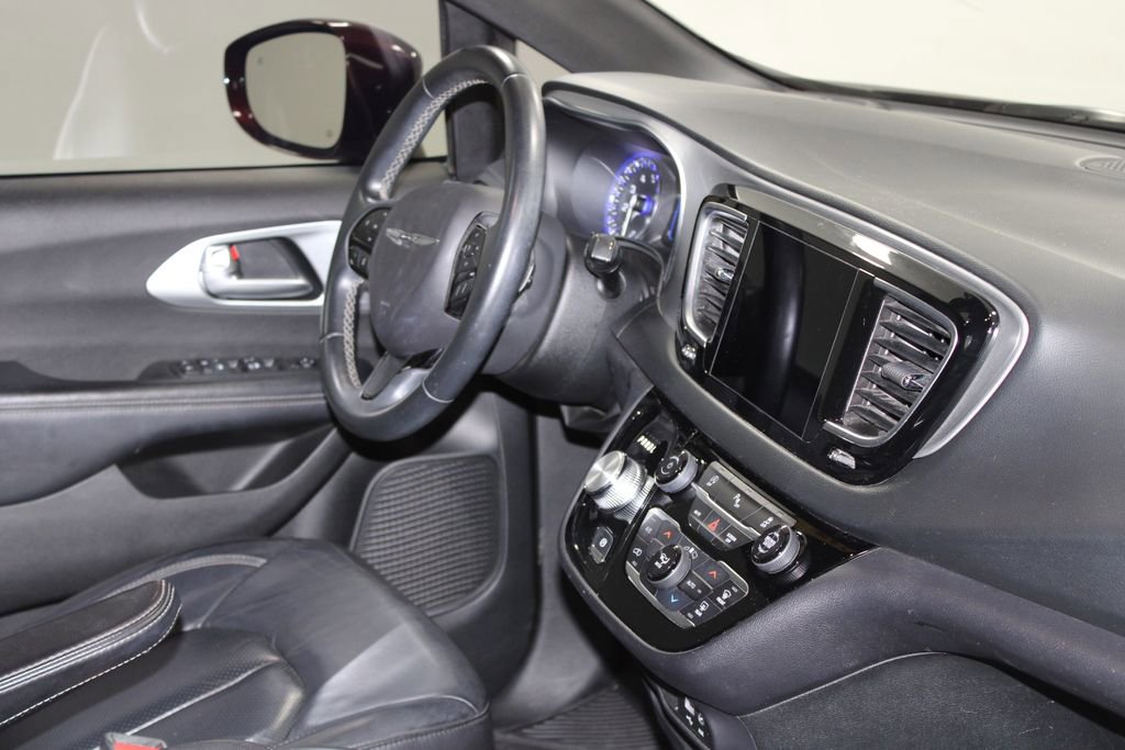 Used 2018 Chrysler Pacifica Touring-L w/ Premium Audio Group FWD image 30