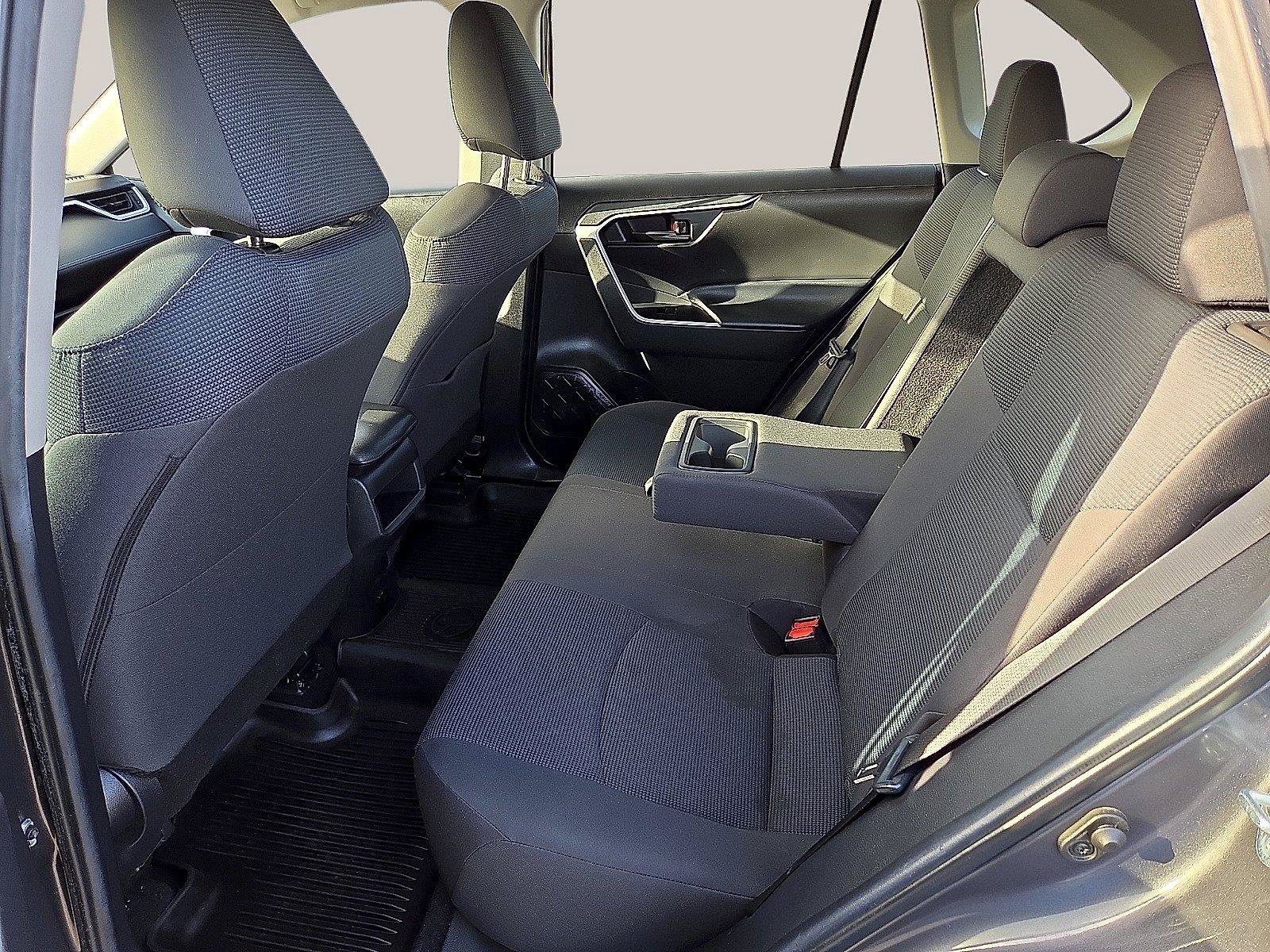 Used 2021 Toyota RAV4 LE FWD image 11