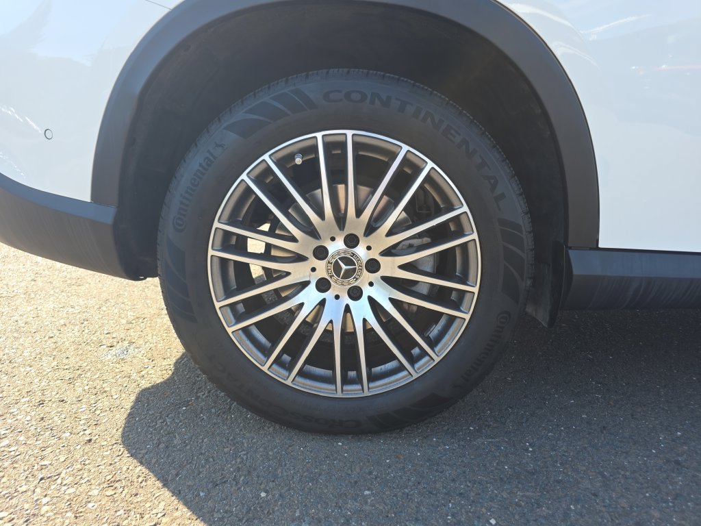 Used 2025 Mercedes-Benz GLC 300 4MATIC image 11