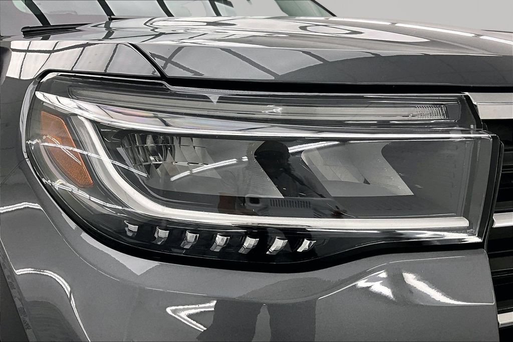 Certified 2025 Ford Explorer Active w/ Active Comfort Package AWD/4WD image 30