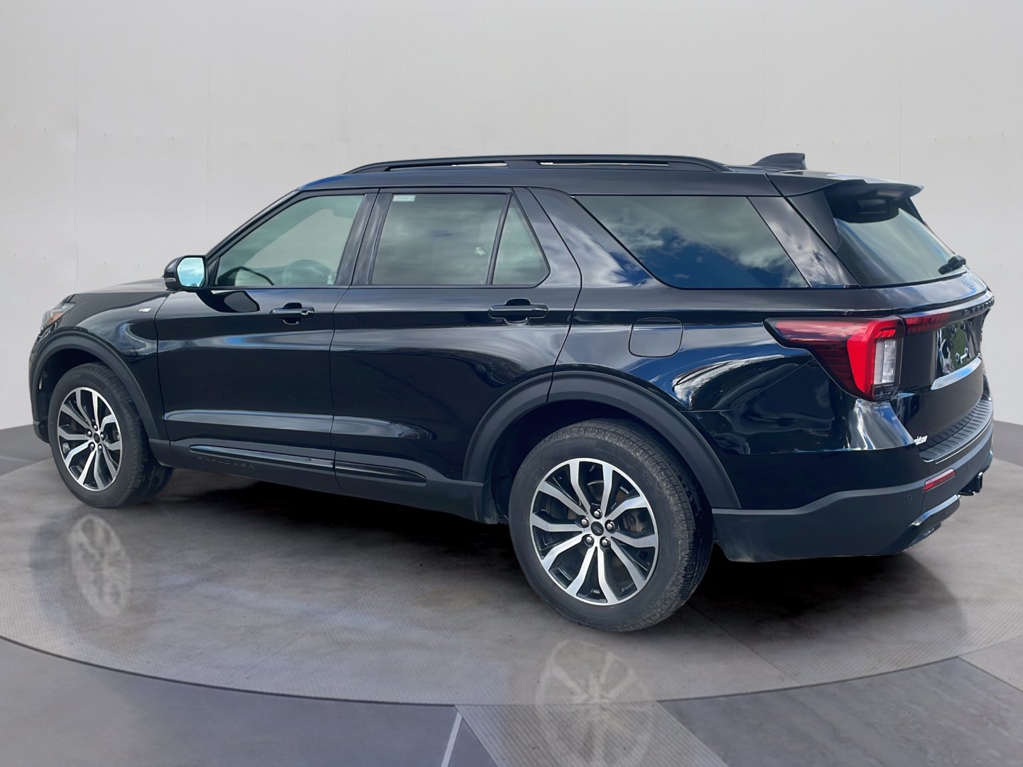 Certified 2025 Ford Explorer ST-Line AWD/4WD image 3