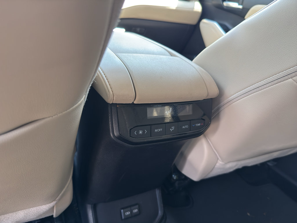 Used 2024 Toyota Highlander XLE FWD image 10