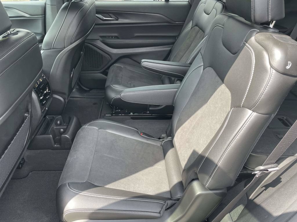 Used 2024 Jeep Grand Cherokee L Altitude RWD image 12
