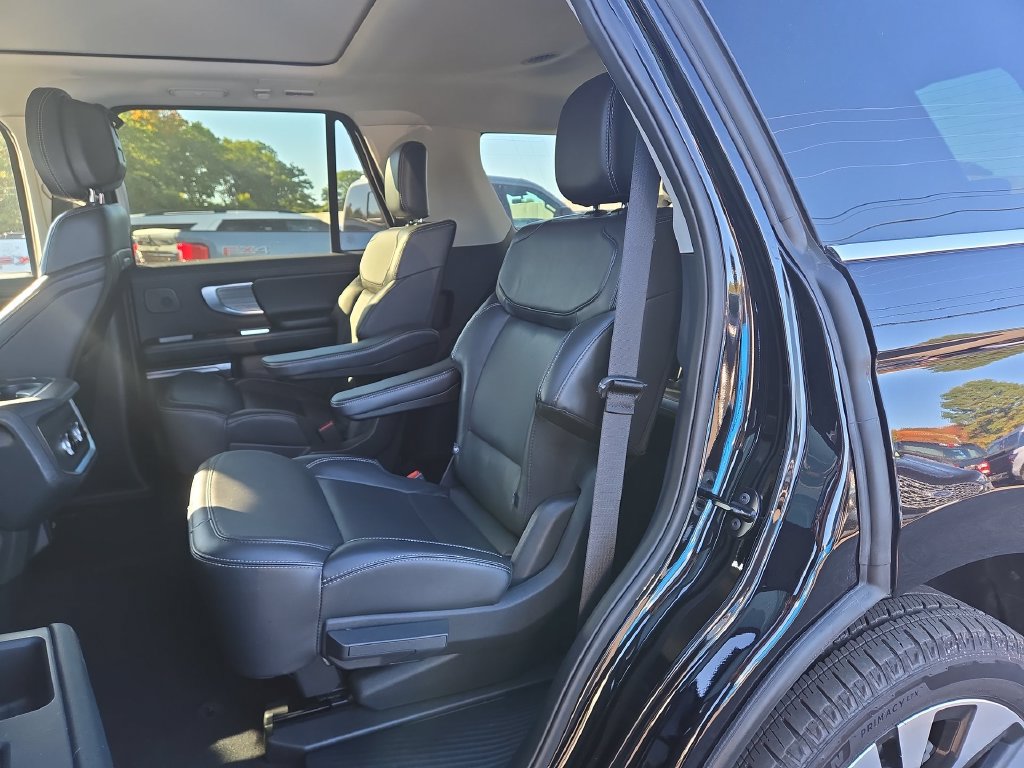 Certified 2026 Ford Expedition Platinum w/ Driver's Package AWD/4WD image 4