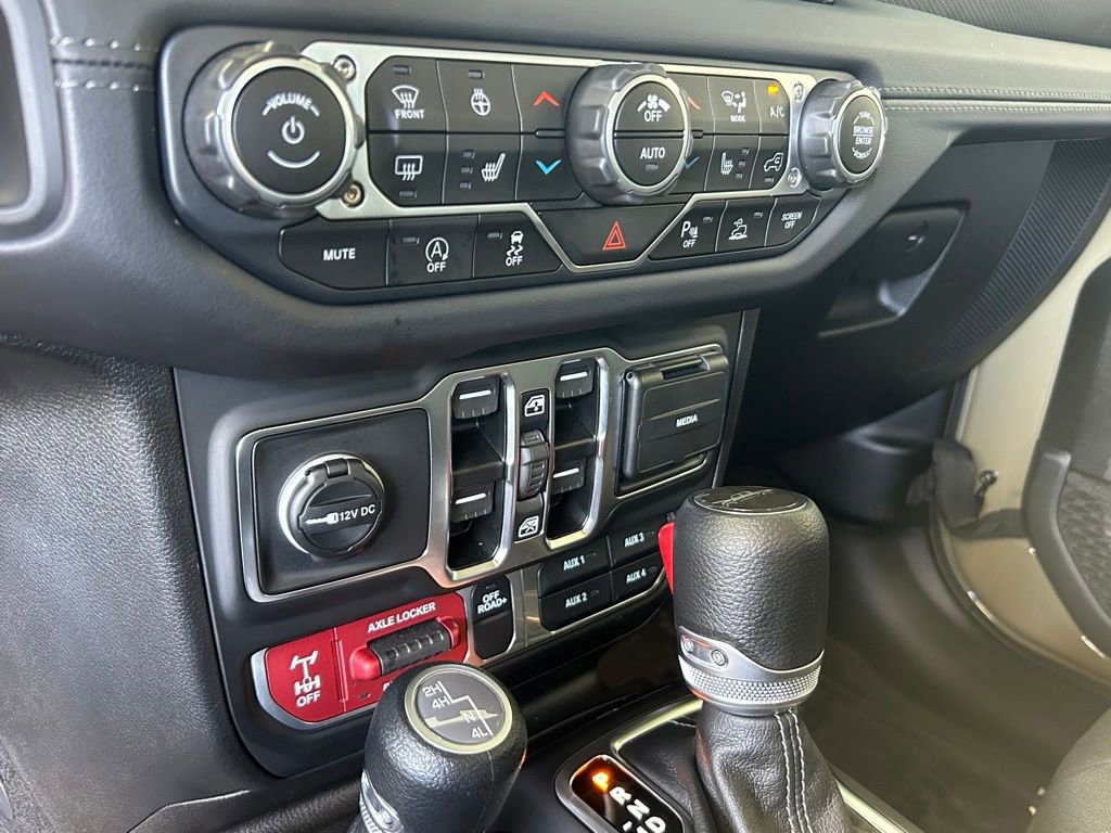 Used 2025 Jeep Gladiator Mojave w/ Safety Group AWD/4WD image 39