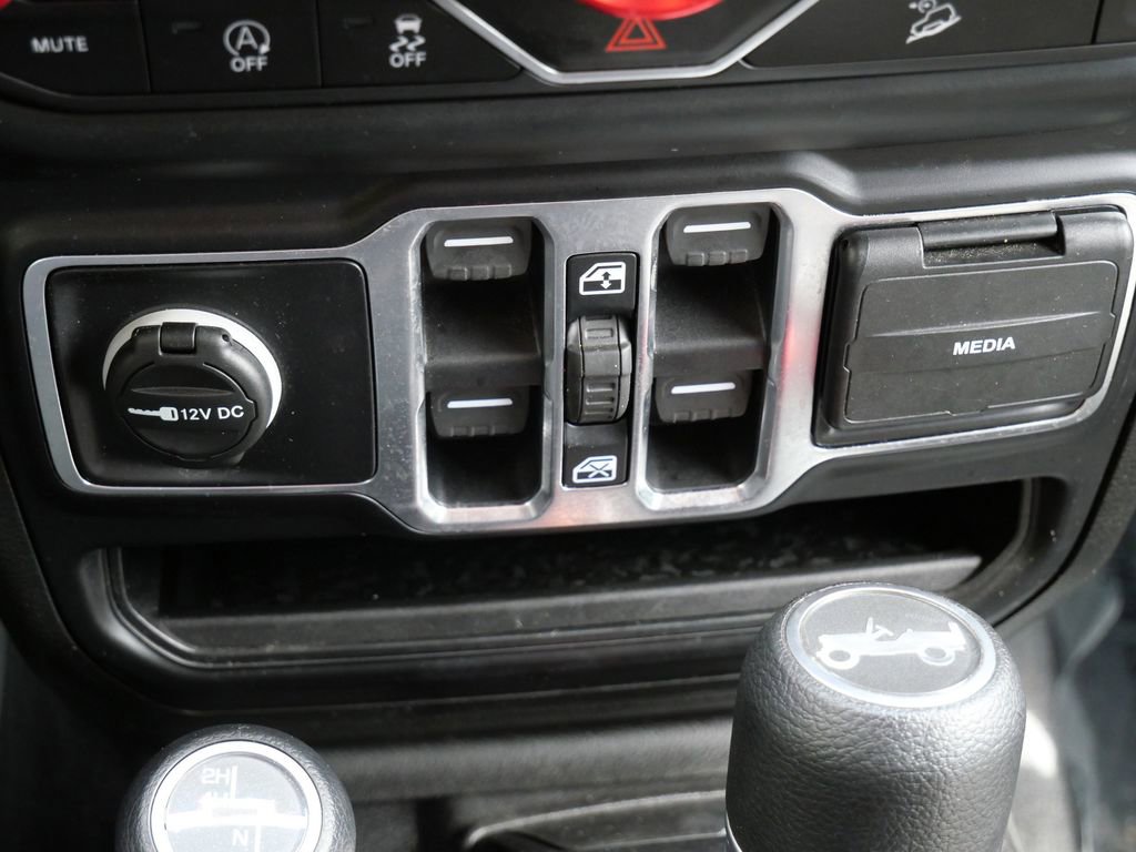 Used 2019 Jeep Wrangler Unlimited Sahara w/ Cold Weather Group AWD/4WD image 19