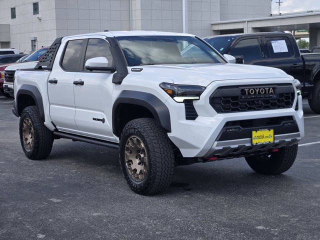 Used 2025 Toyota Tacoma Trailhunter image 3