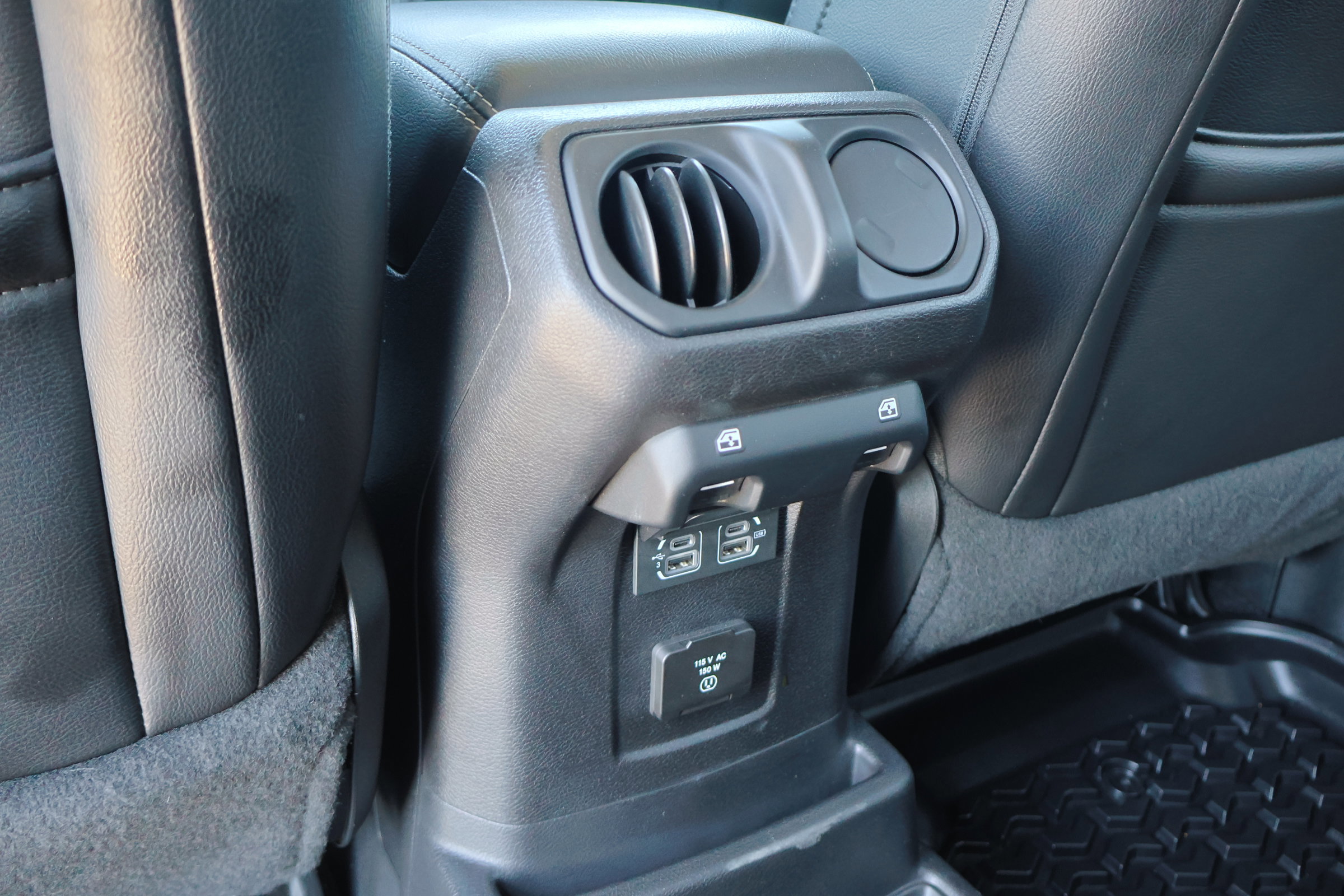 Used 2019 Jeep Wrangler Unlimited Sahara image 31