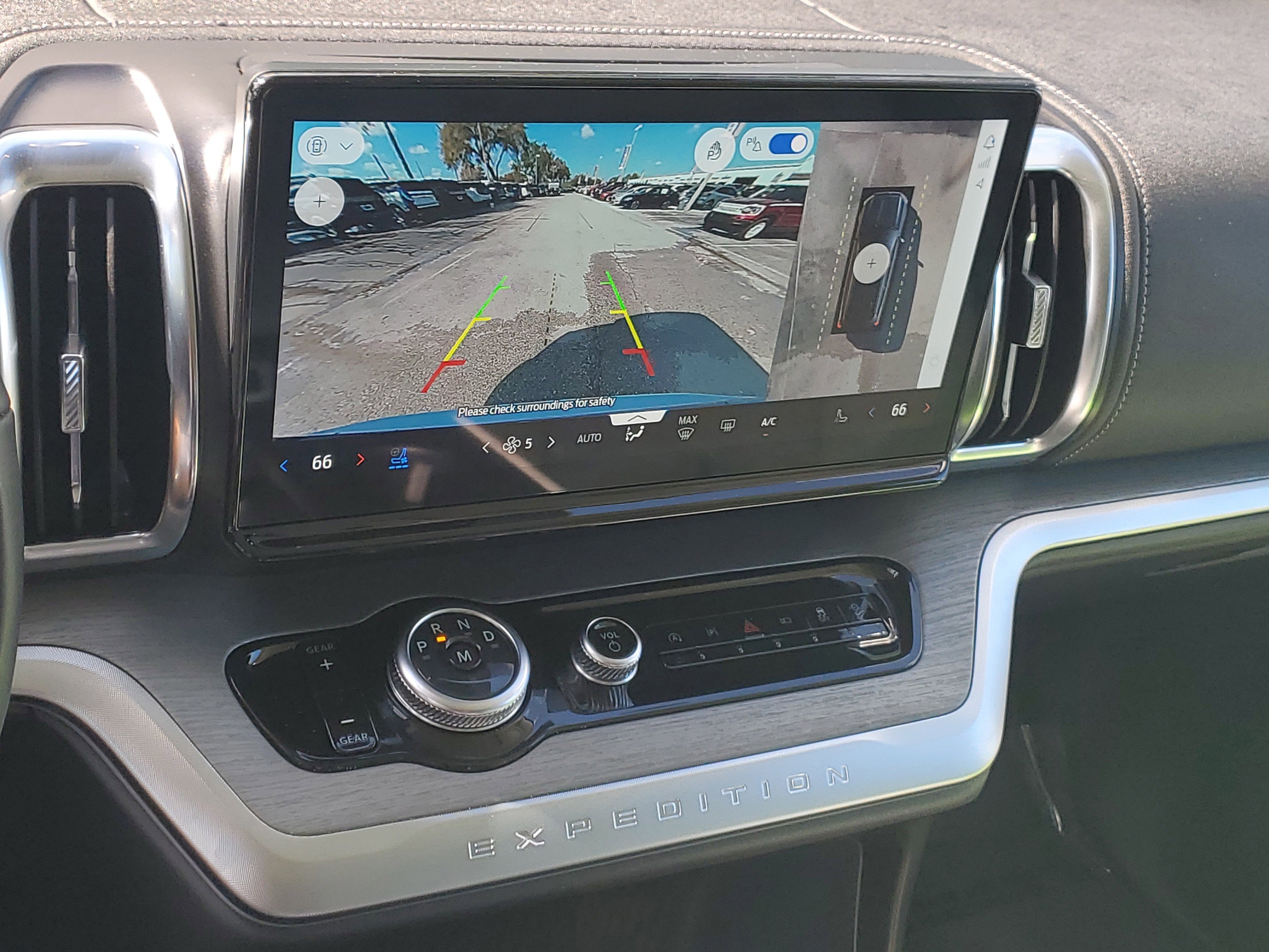 Certified 2025 Ford Expedition Platinum w/ Driver's Package image 27