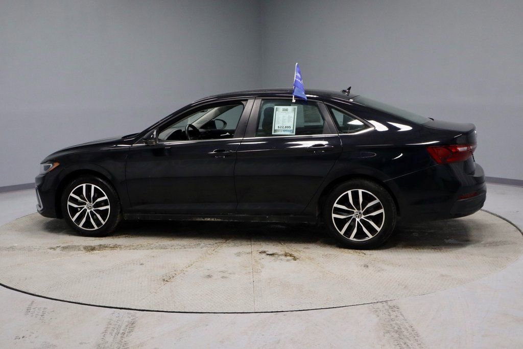Used 2025 Volkswagen Jetta SE image 2