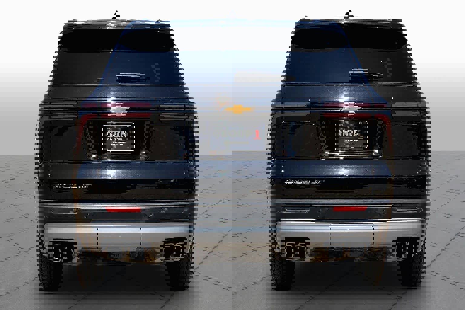 Used 2025 Chevrolet Traverse LT image 2