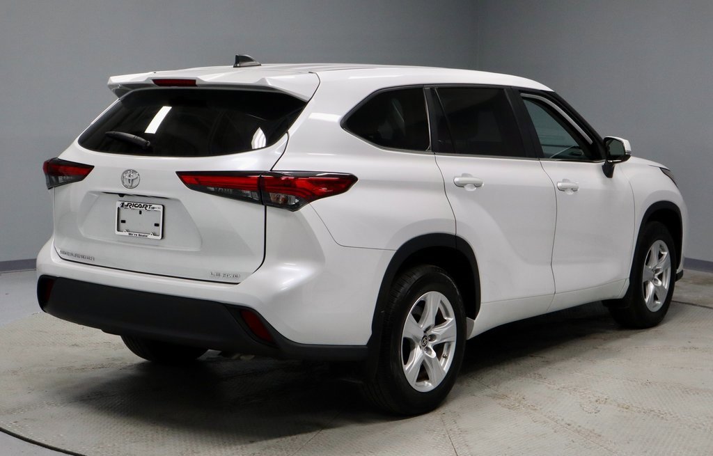 Used 2023 Toyota Highlander LE image 5