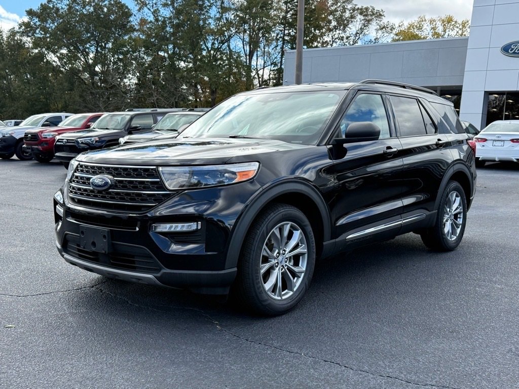 Certified 2022 Ford Explorer XLT w/ Equipment Group 202A image 8