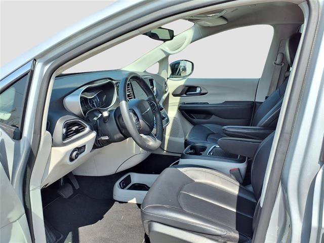 Used 2024 Chrysler Pacifica Touring-L FWD image 18