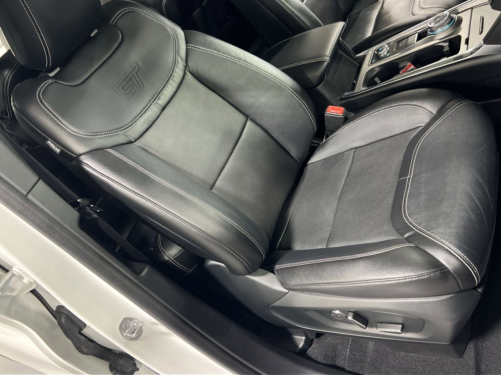 Certified 2020 Ford Explorer ST w/ ST Street Pack image 28