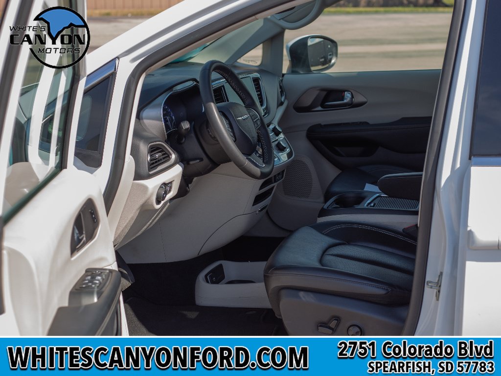 Used 2023 Chrysler Pacifica Touring-L FWD image 7
