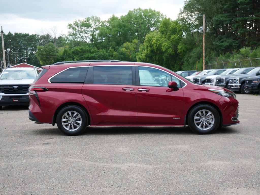 Used 2021 Toyota Sienna XLE w/ XLE Plus Package FWD image 2