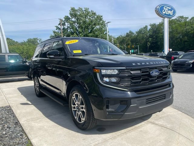 Certified 2025 Ford Expedition Active AWD/4WD image 2