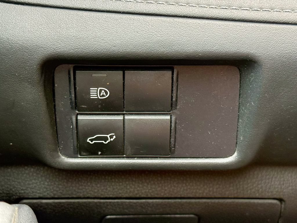 Used 2021 Toyota Highlander XLE AWD/4WD image 23