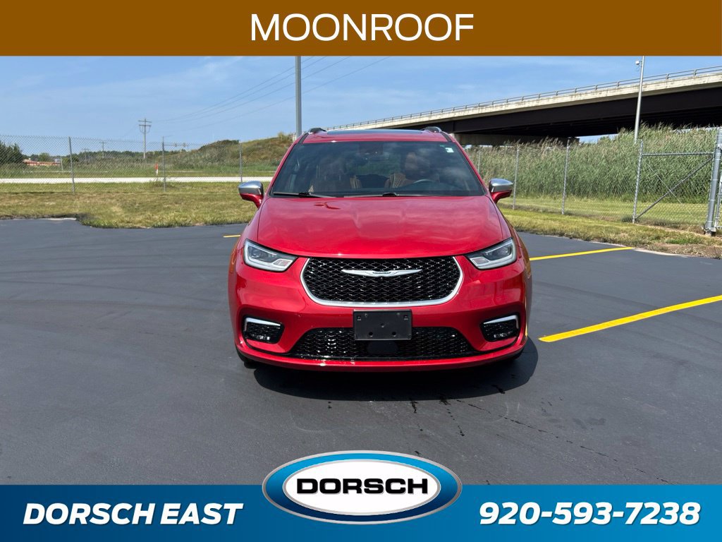 Used 2024 Chrysler Pacifica Pinnacle w/ Trailer Tow Group AWD/4WD image 2