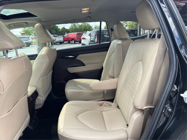 Used 2022 Toyota Highlander XLE AWD/4WD image 10