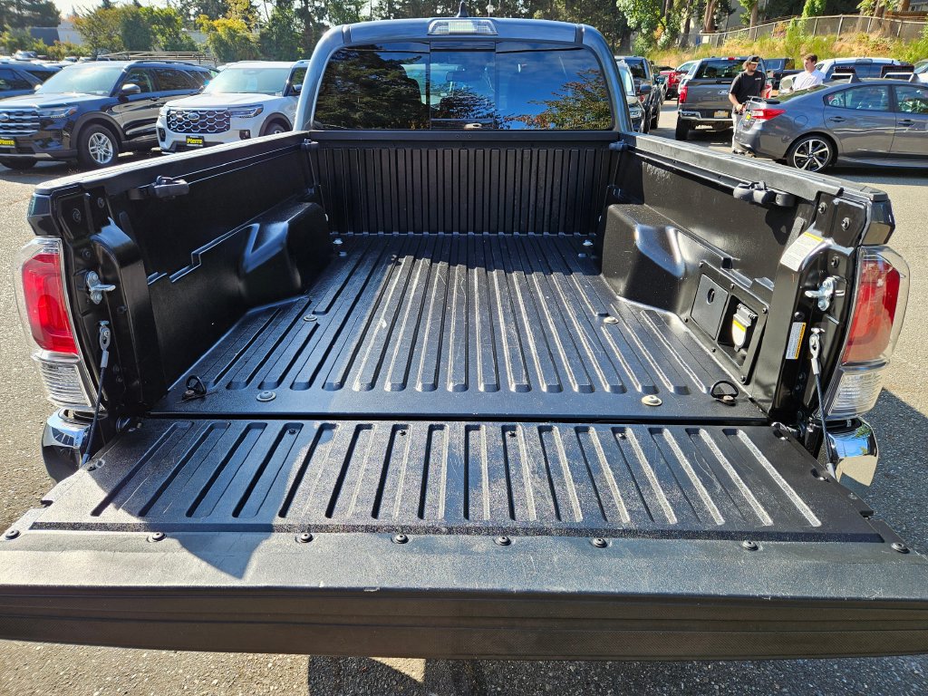 Used 2022 Toyota Tacoma TRD Off-Road AWD/4WD image 12