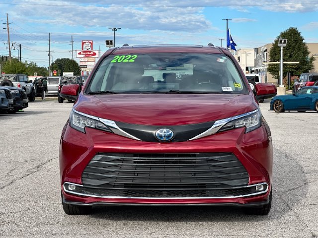 Used 2022 Toyota Sienna XLE FWD image 2