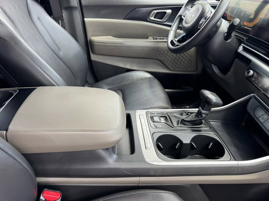 Used 2025 Kia Carnival FWD image 8